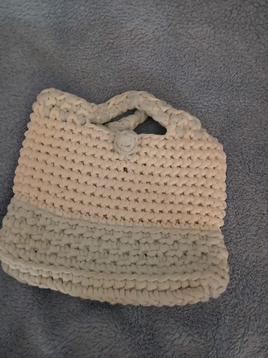 Mala branca e azul bebé em macramé