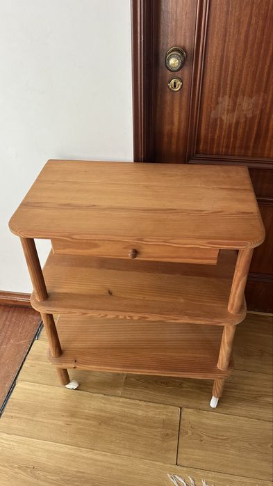 Movel em Pinho com rodas