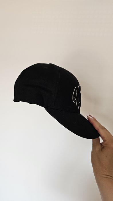 Czapka z daszkiem typu snap back, Off Beat