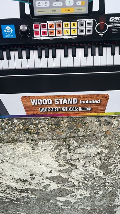 Piano com banco incluindo