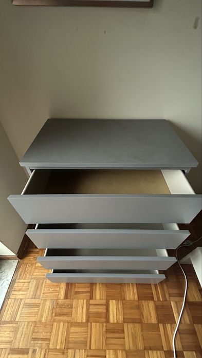 Cómoda cinza c/ 4 gavetas