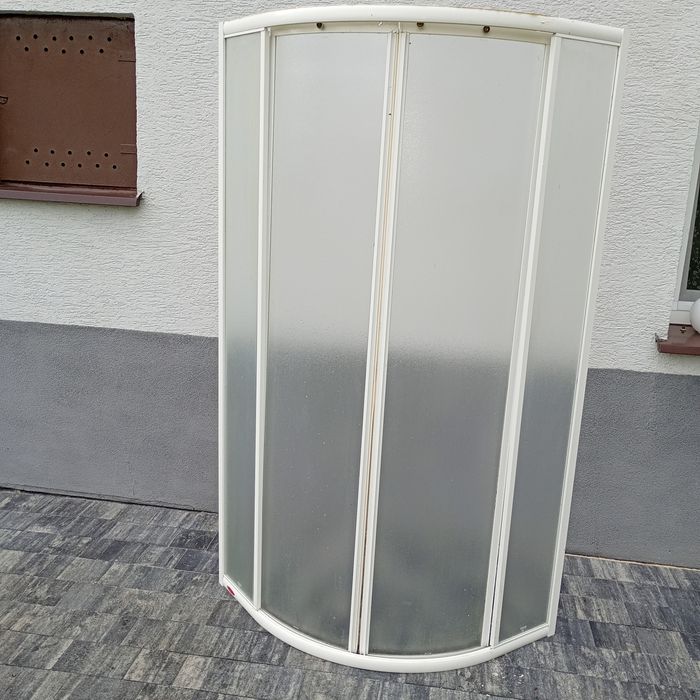 Kabina prysznicowa i brodzik.