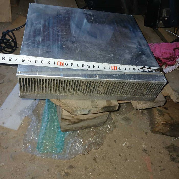 Радіатор алюмінієвий для силових радіодеталей.