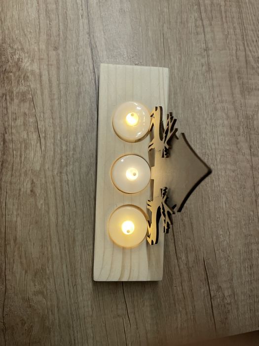 Drewniana dekoracja świąteczna LED – Renifery + Choinka