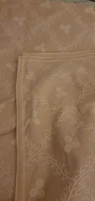 Colcha em tons bege e branco reversível