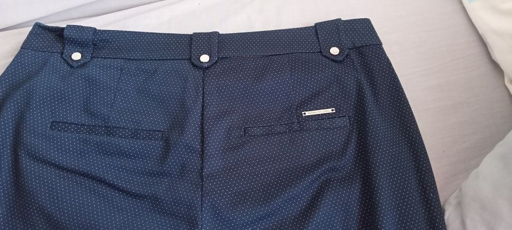 Granatowe spodnie w kropki
