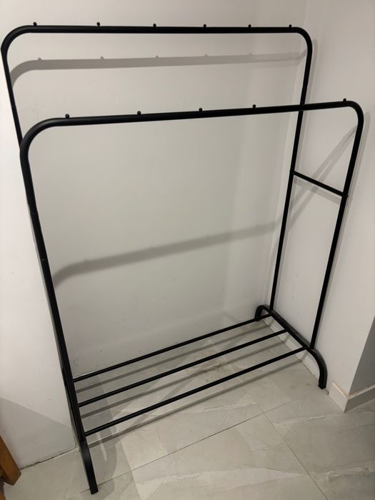 Wieszak na ubrania metalowy czarny - bohater przedpokoju