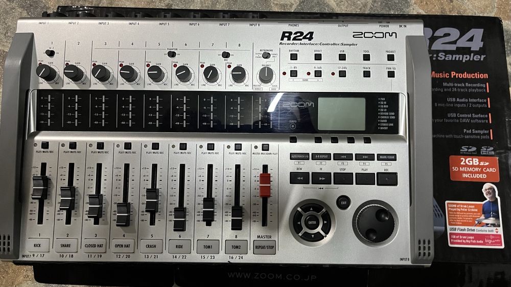 Zoom R24 Gravador digital multipistas,interface, controlador e sampler