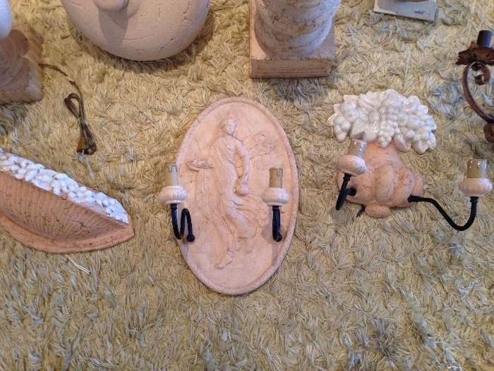 ANTIQUÁRIO-Candeeiros apliques em terracota, ferro forjado, cerâmica