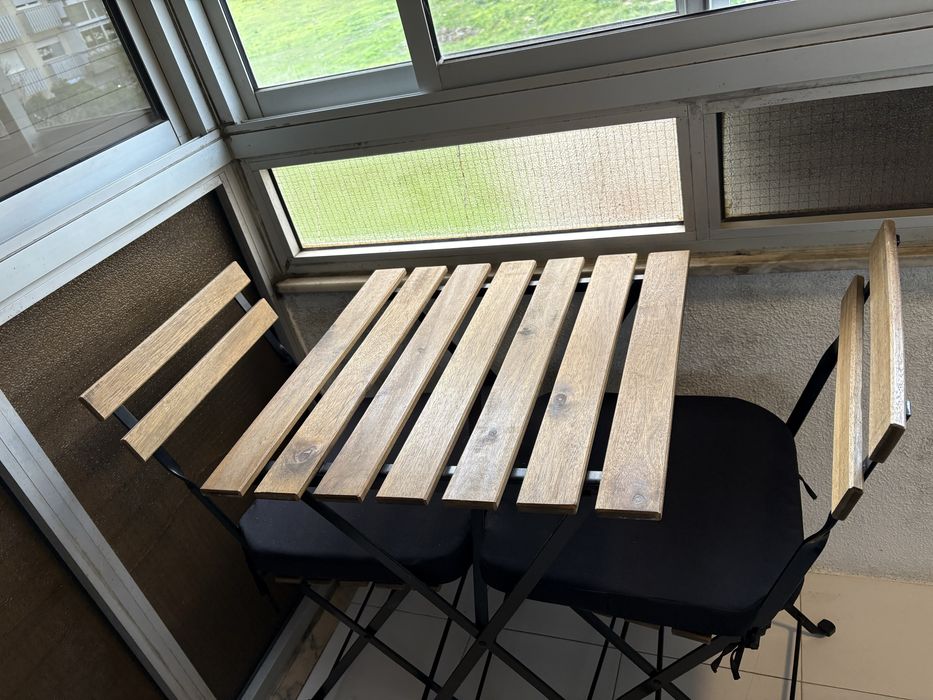 Mesa+2 cadeiras de madeira