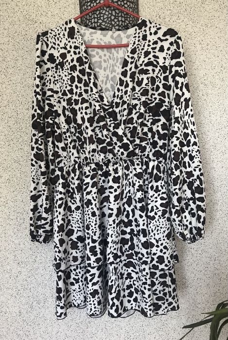 Дуже гарна  легка весняно- літня жіноча сукня з рукавами  46-48 роз