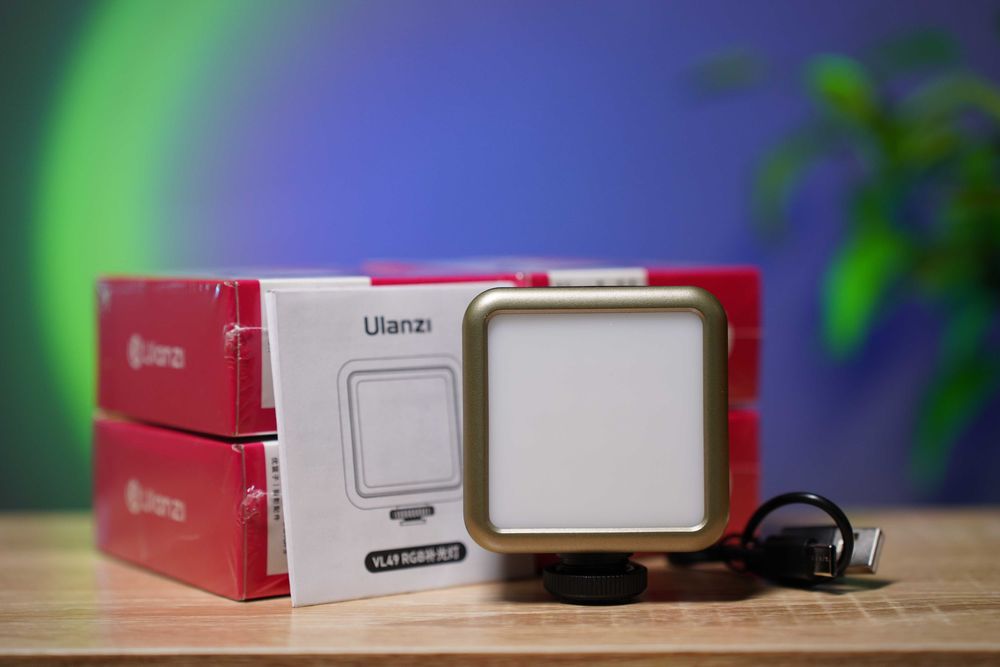Ulanzi VL49 RGB — компактне накамерне RGB світло