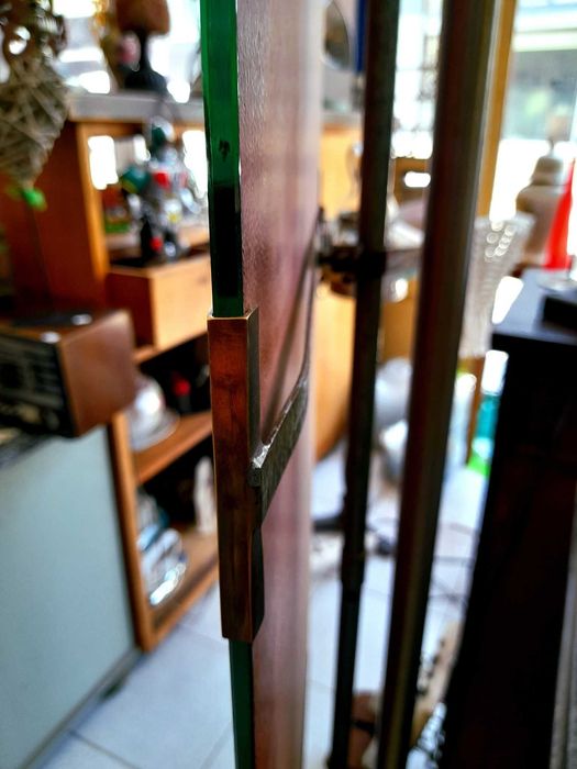 Espelho de alfaiate antigo estilo industrial com um pé magnífico