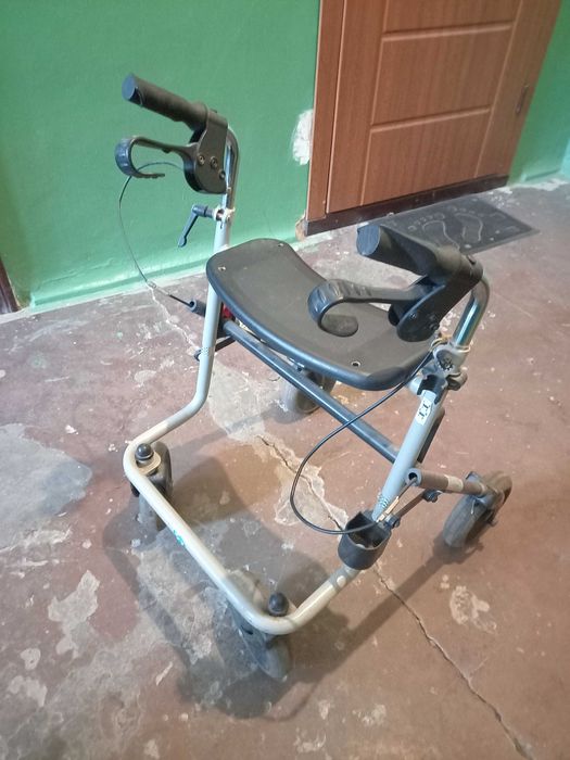 Кресло для инвалидов, ходунки б/у очень дешево