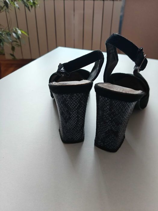 Czółenka zamszowe na słupku r. 36, letnie