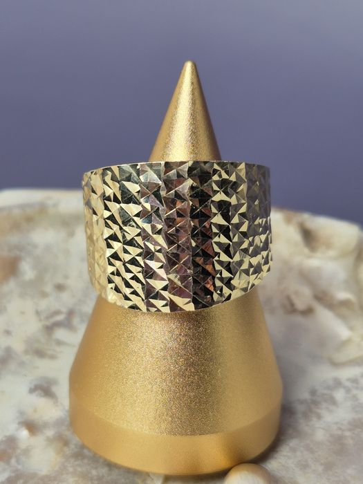 Złoty pierścionek sygnet szeroki diamentowany błyszczący r. 15 p. 585