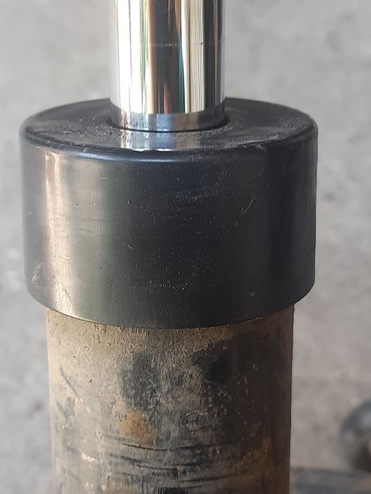 Амортизатор передній Nissan Qashqai  з пружиною