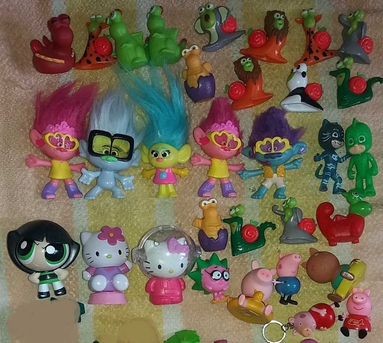 игрушки фигурки миньон  троли пепа пиг хело китти равлики m&m's