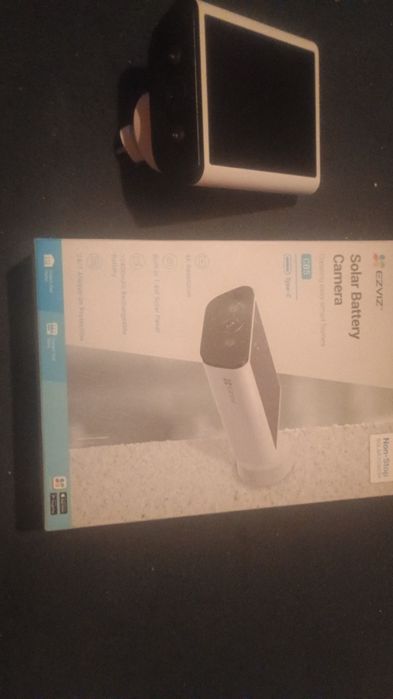 EZVIZ CB5 4K z wbudowanym panelem solarnym