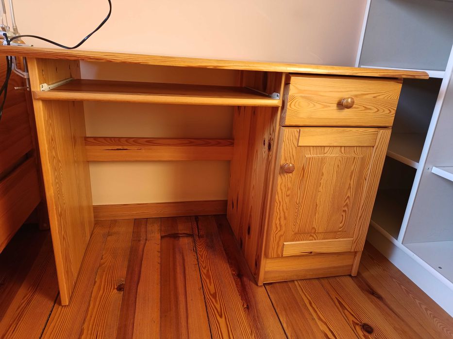 Biurko młodzieżowe, drewno, producent Pinea, krzesło na kółkach gratis.