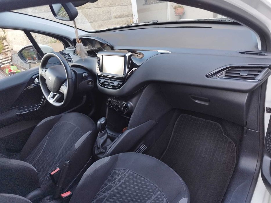 Peugeot 208 — fotografia 3