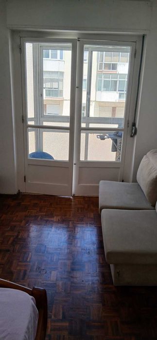 Quarto para arrendamento mensal nas Mercês