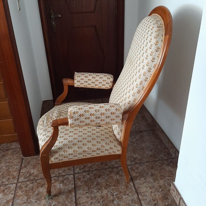 Cadeirão de regular altura ,parte traz inclina também