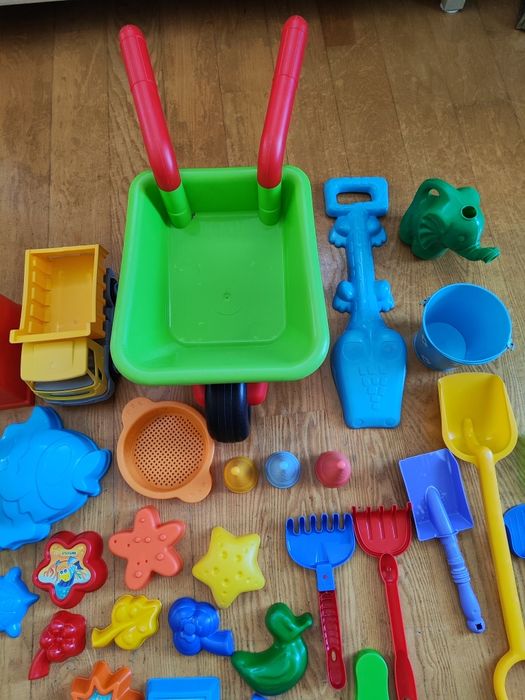 Zabawki do piaskownicy lub na plażę.