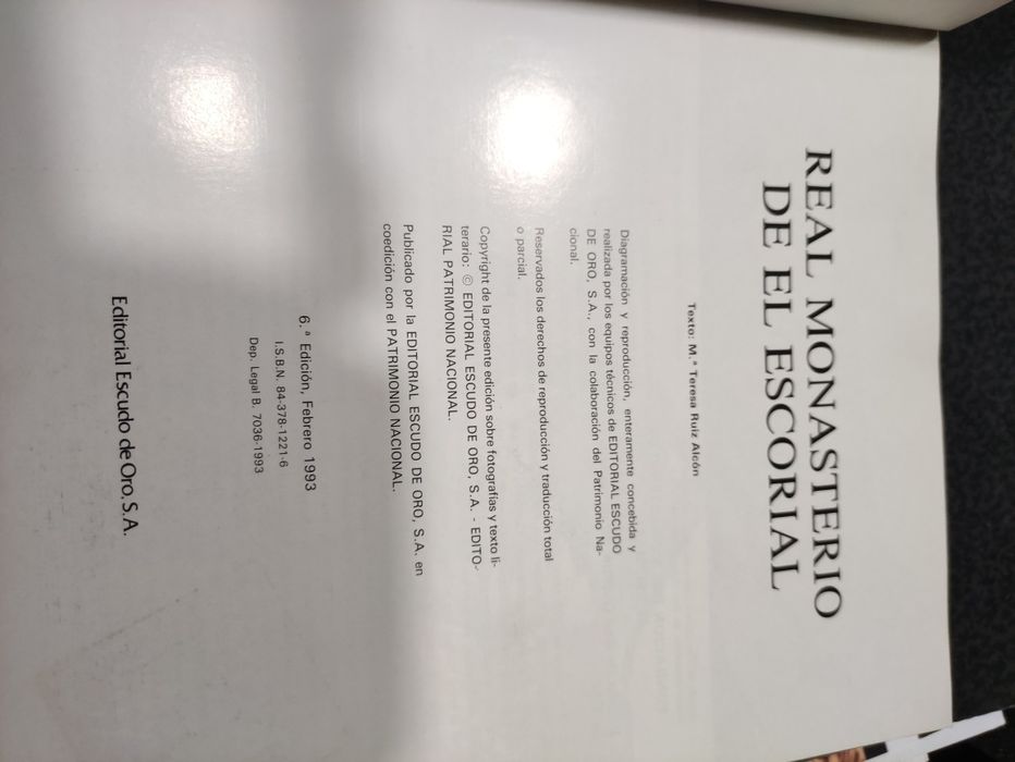 Livro em castelhano sobre "El Real Monastério de Escorial"