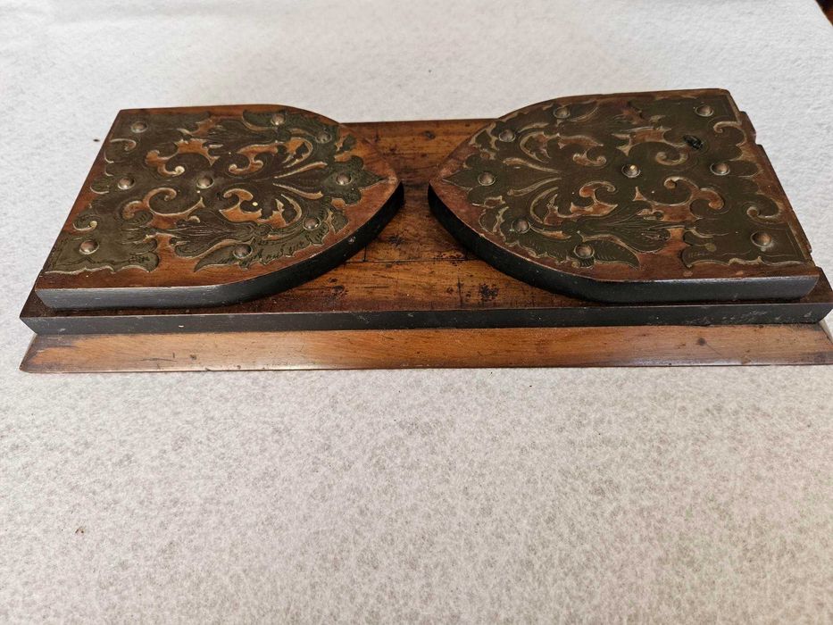 Apoio de livros antigo com embutidos em cobre