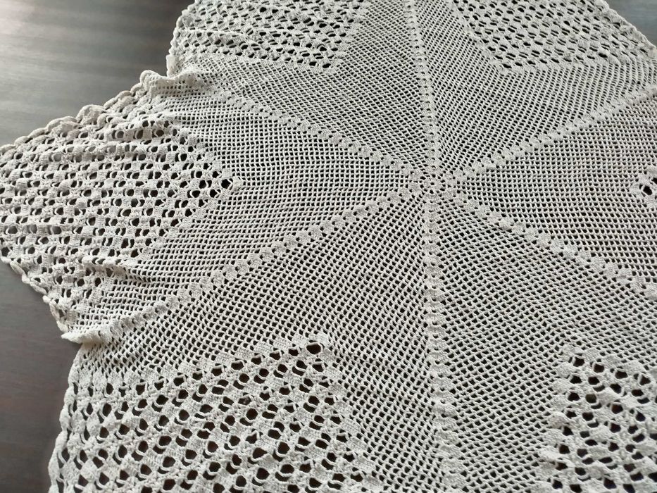 Toalha de mesa redonda em crochê feito a mão