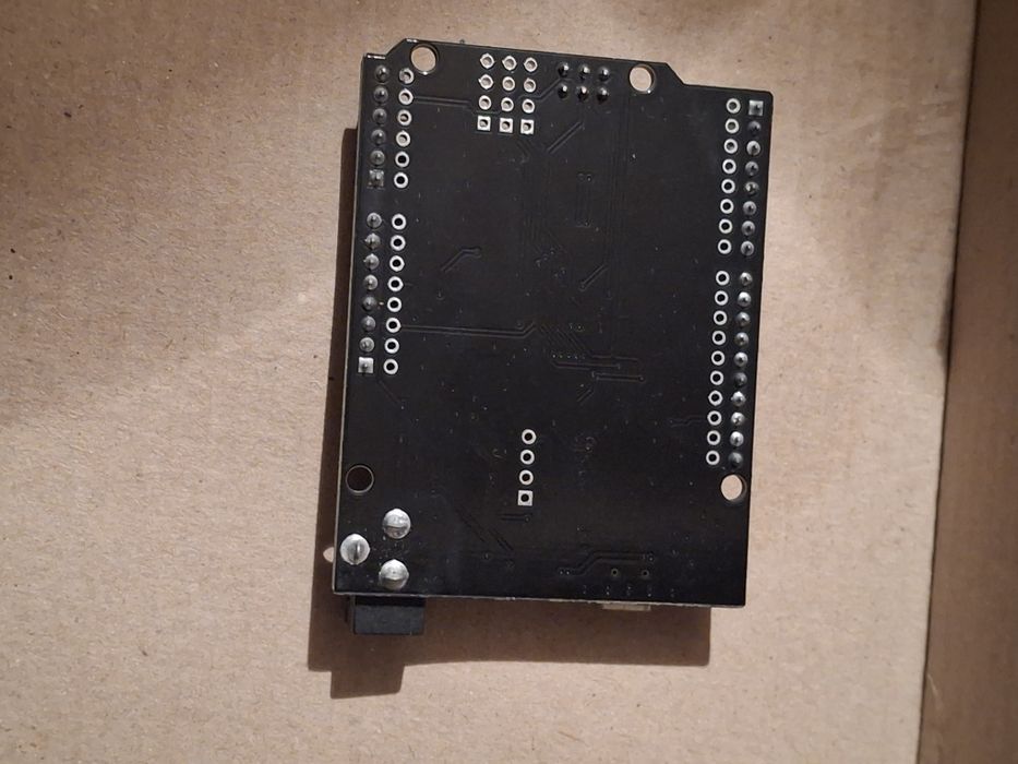 Arduino UNO (клон)

Це клон Arduino UNO R3 (мікросхема CH340 на USB).