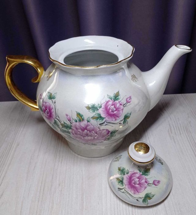 Чайник фарфоровый большой.