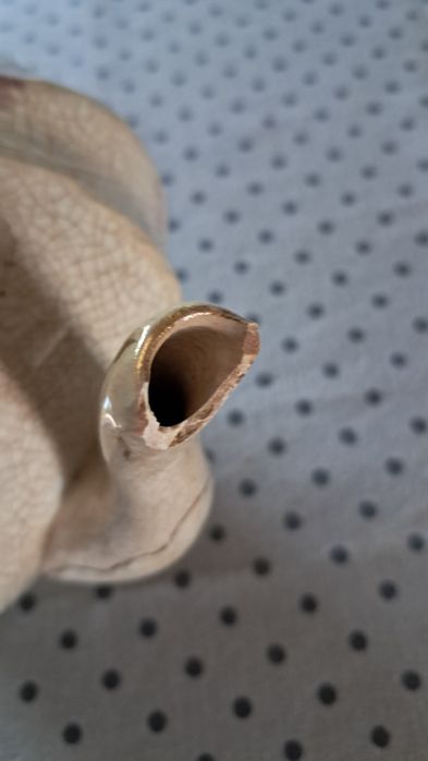 Bule antigo com bico quebrado