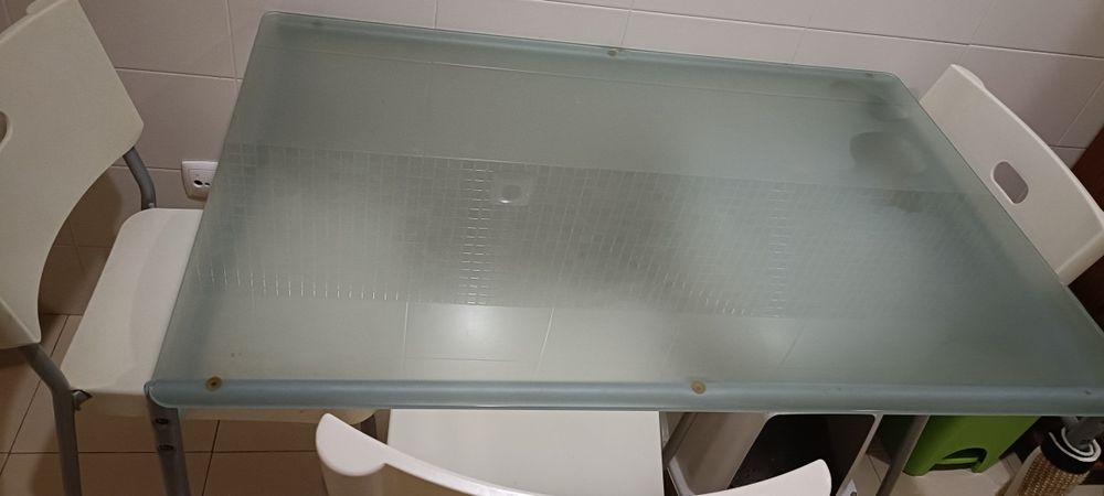 Mesa e cadeiras de cozinha