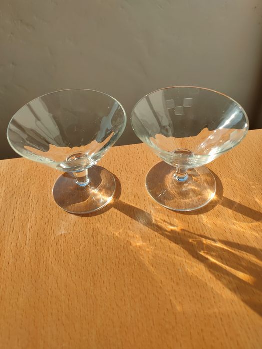 Taças antigas em vidro transparente.