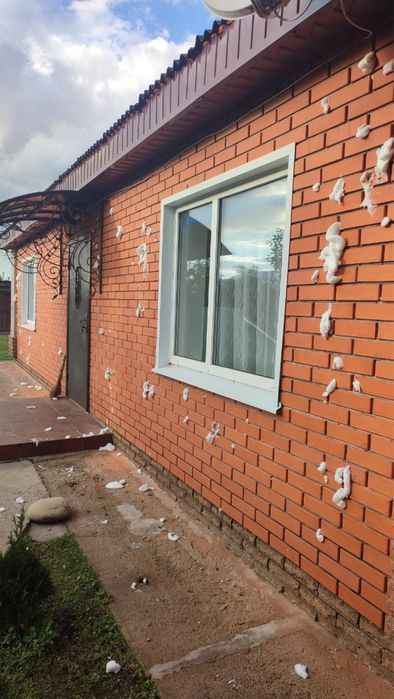 Утеплення Піноізолом Задувка пустот піною  стіни горища