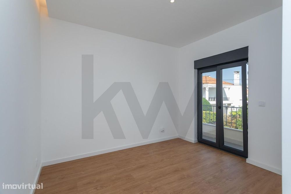Charmosa Moradia T5 com Jardim Totalmente Remodelada -  Sassoeiros, Ca