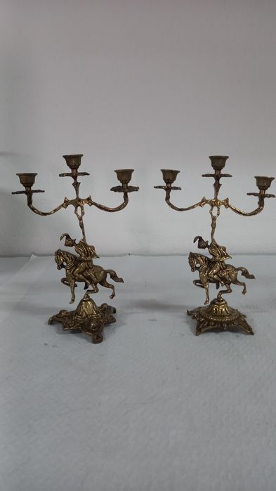 Par de Candelabros Vintage em Latão – Cavaleiro Medieval a Cavalo (3 Velas)