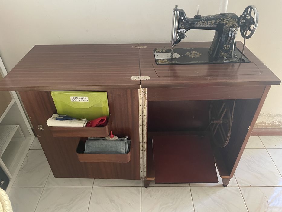 Máquina de costura Pfaff, antiga, com móvel em fórmica