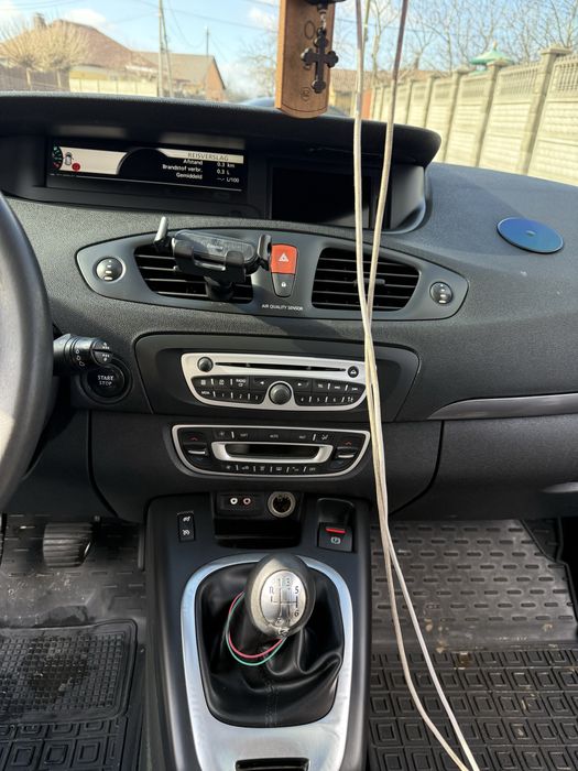 Продам машину Renault Scenic 2011