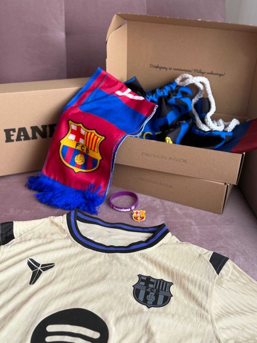 FanBox z koszulką piłkarską prezent walentynkowy dla niego FCBarcelona