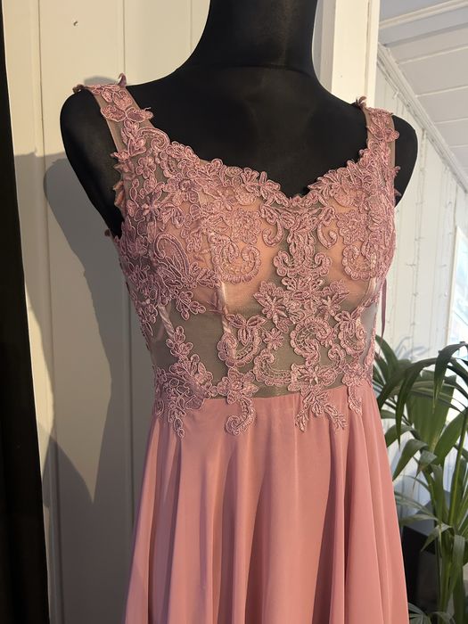 Elegancka sukienka balowa z koronkowym gorsetem
