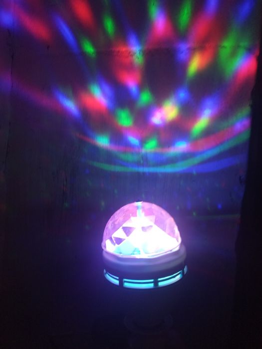 Лампа светодиодная светильник.Вращается по кругу огоньками.