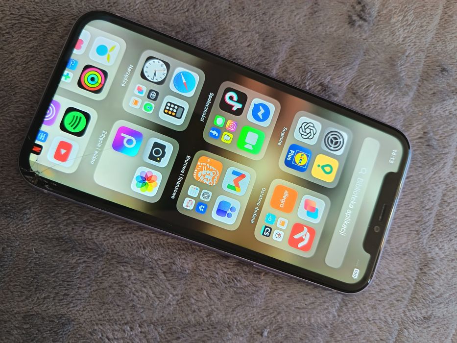 iPhone 11 z etui