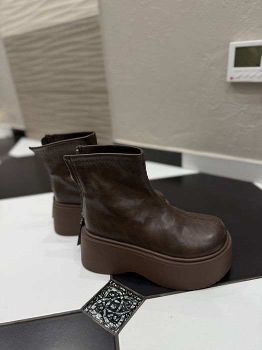 Жіночі коричневі весняні чоботи