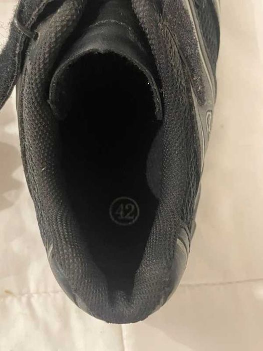 Sapatilhas de ciclismo BERG, pretas, com sistema de fecho em velcro para um ajuste seguro e confortável.