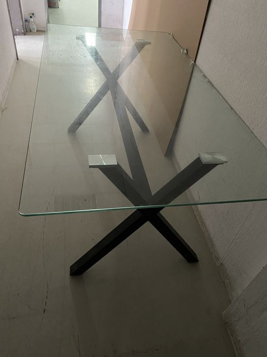 good condition dining tabel with good glass like new
