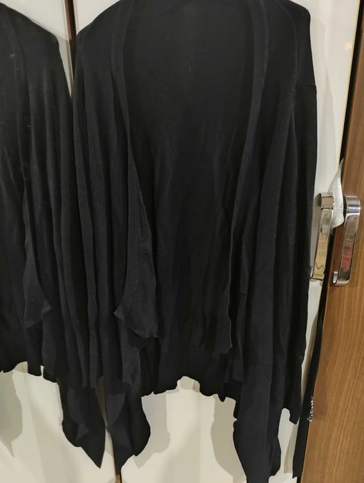 Czarna narzutka z dzianiny