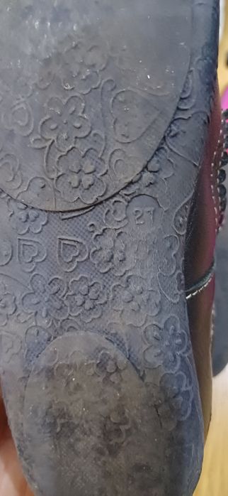Vários sapatos para menina. E Muito bom estado. Limpos e desinfectados
